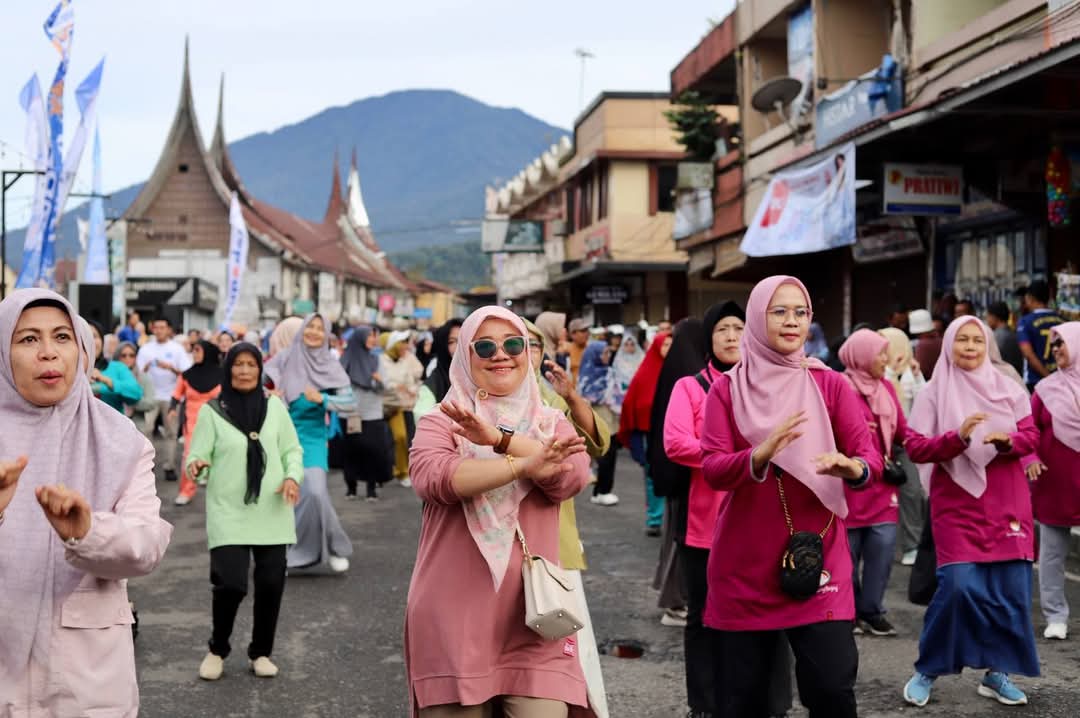 Warga peserta CFD saat gelar senam bersama